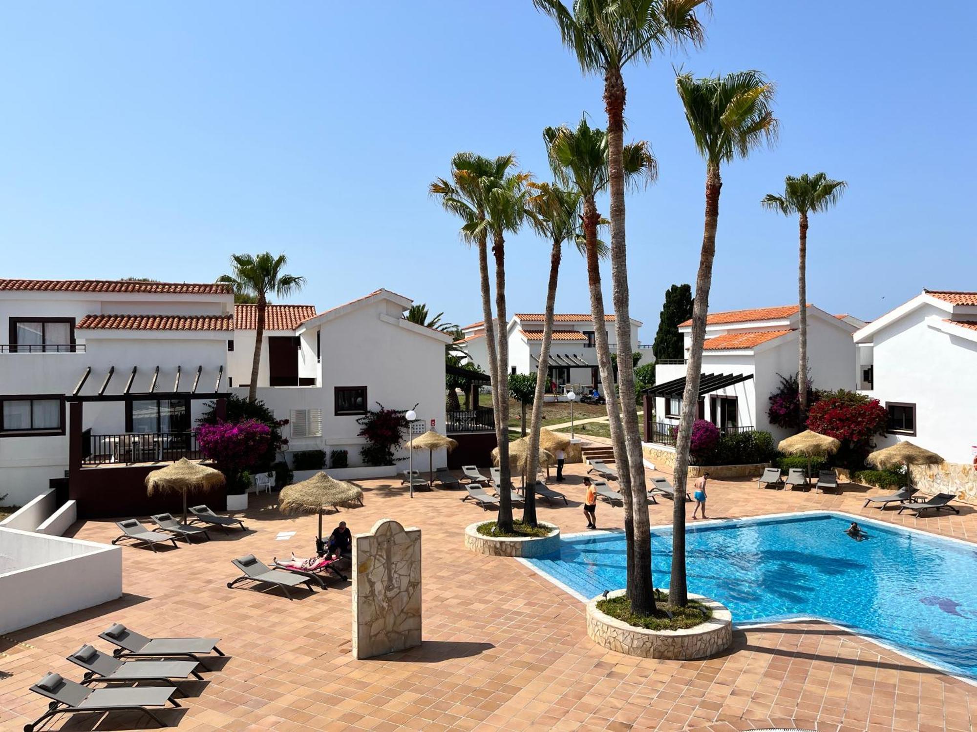 Nuramar Aparthotel Cala' en Bosch Bagian luar foto