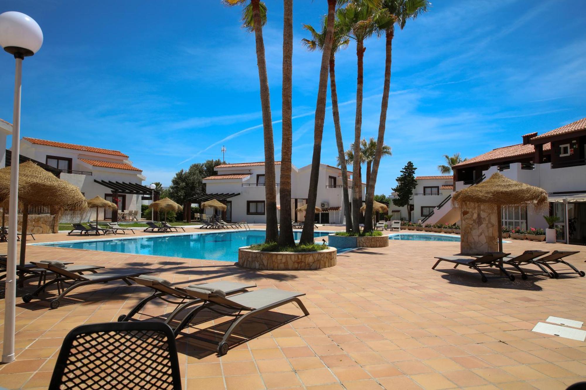 Nuramar Aparthotel Cala' en Bosch Bagian luar foto