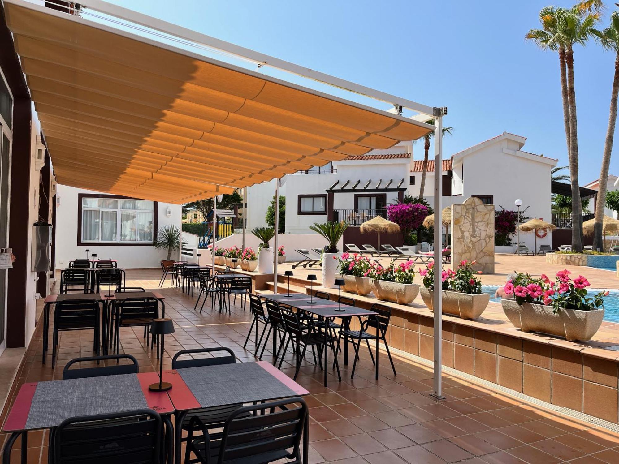Nuramar Aparthotel Cala' en Bosch Bagian luar foto
