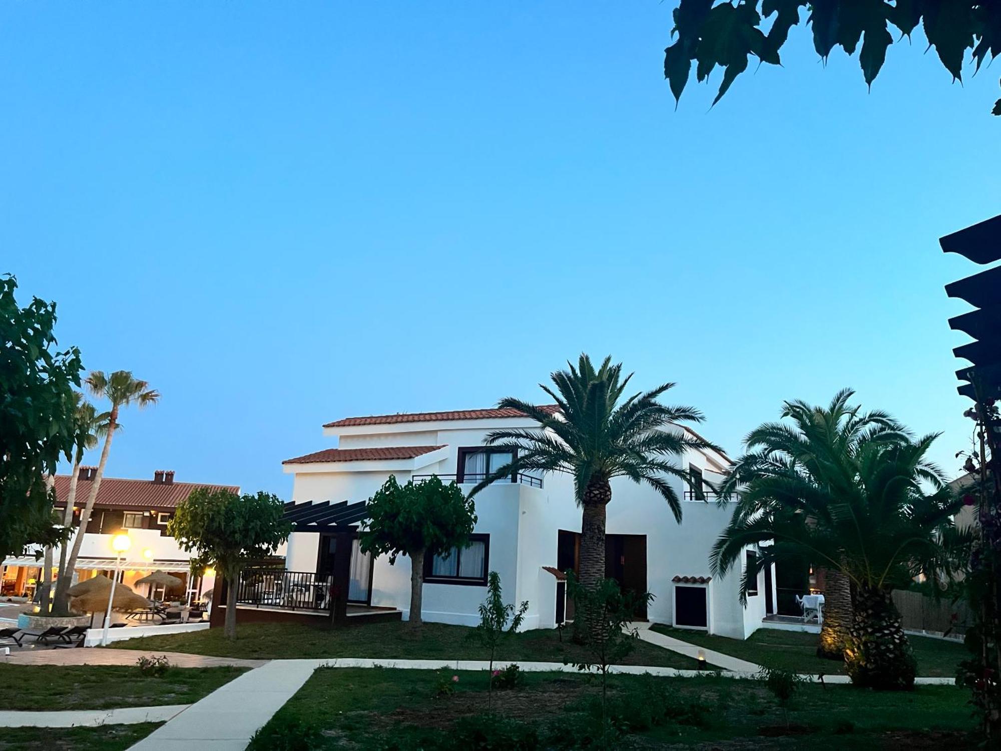 Nuramar Aparthotel Cala' en Bosch Bagian luar foto