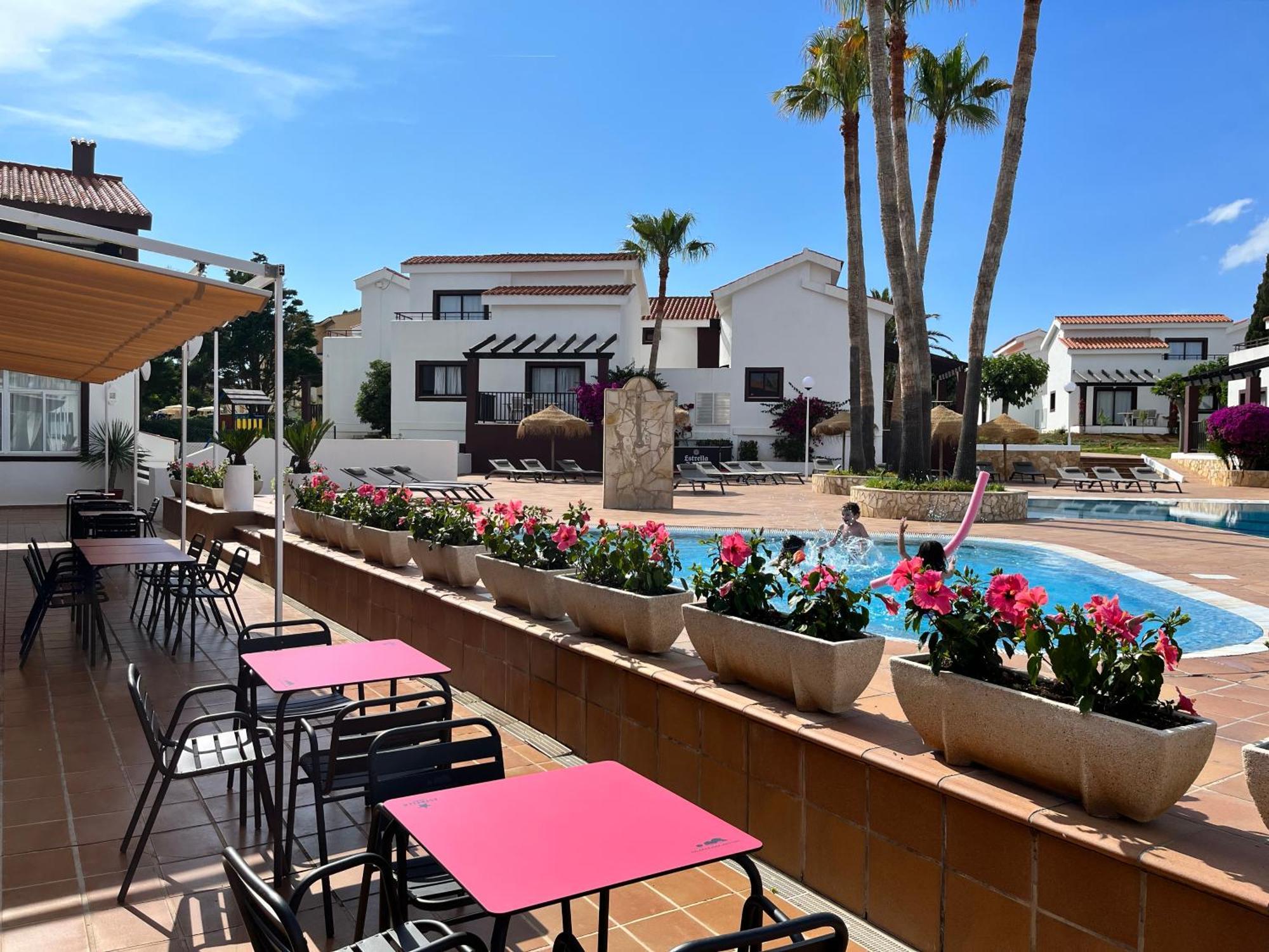 Nuramar Aparthotel Cala' en Bosch Bagian luar foto