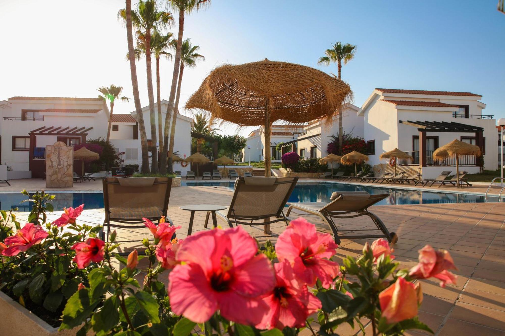 Nuramar Aparthotel Cala' en Bosch Bagian luar foto