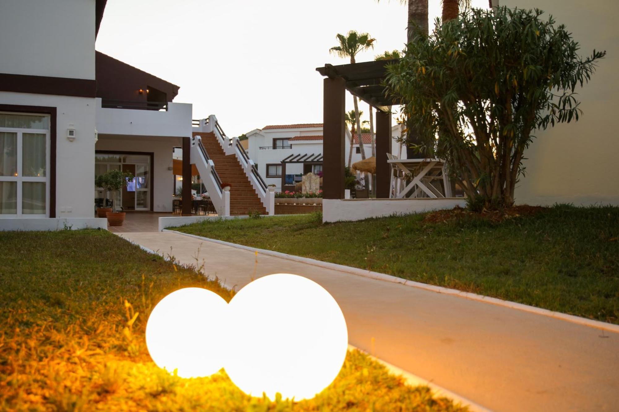 Nuramar Aparthotel Cala' en Bosch Bagian luar foto
