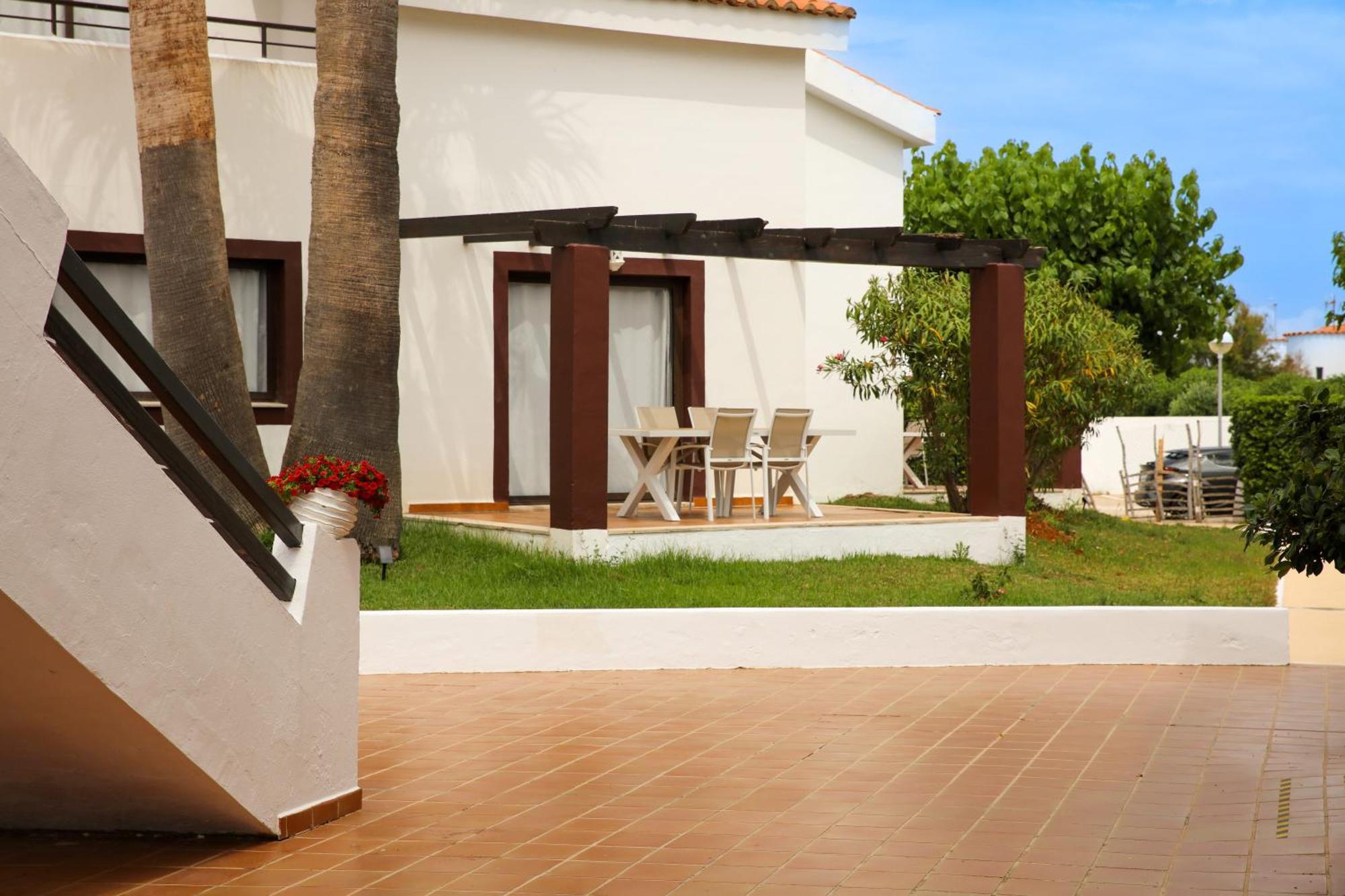 Nuramar Aparthotel Cala' en Bosch Bagian luar foto