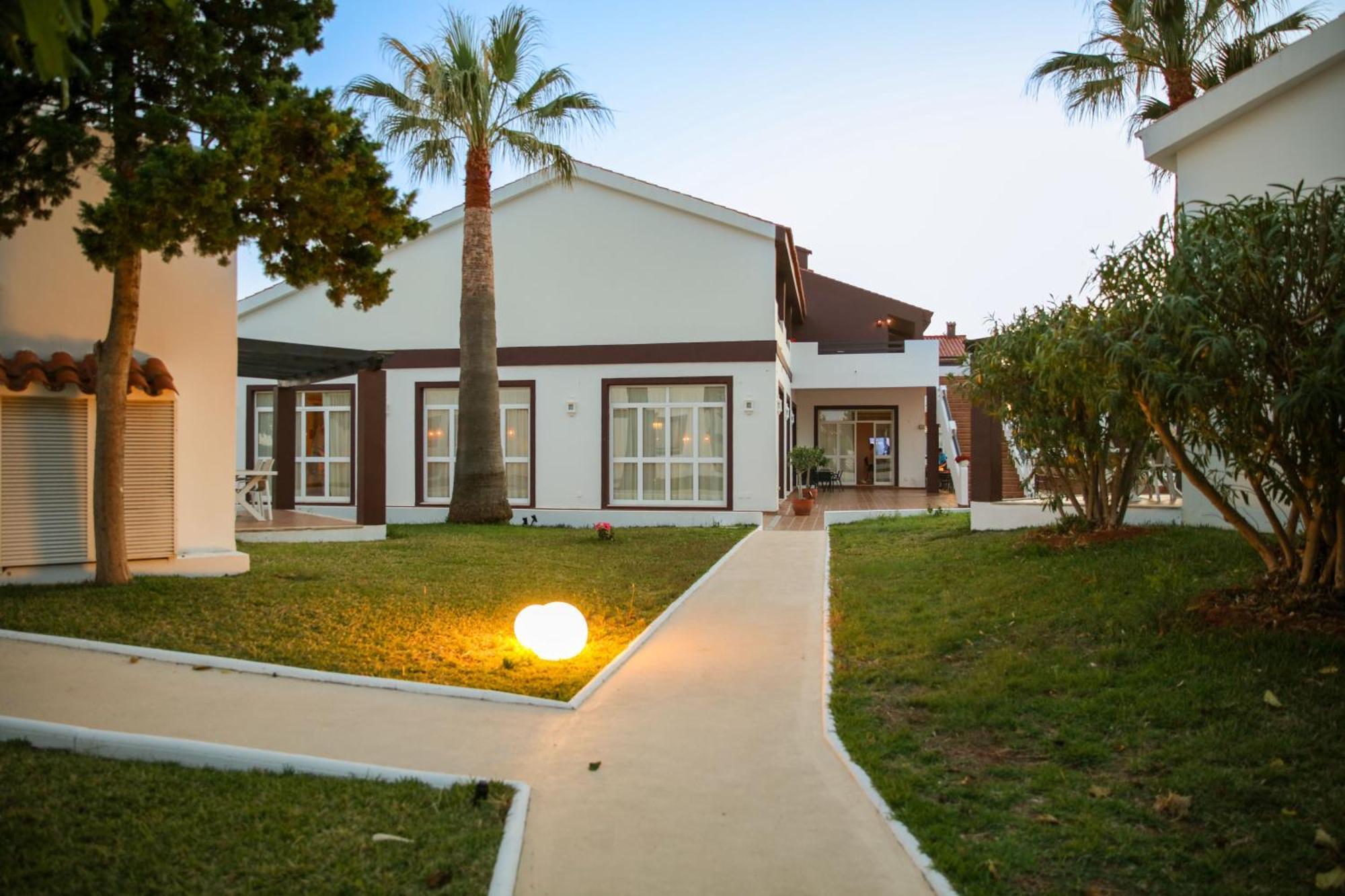 Nuramar Aparthotel Cala' en Bosch Bagian luar foto