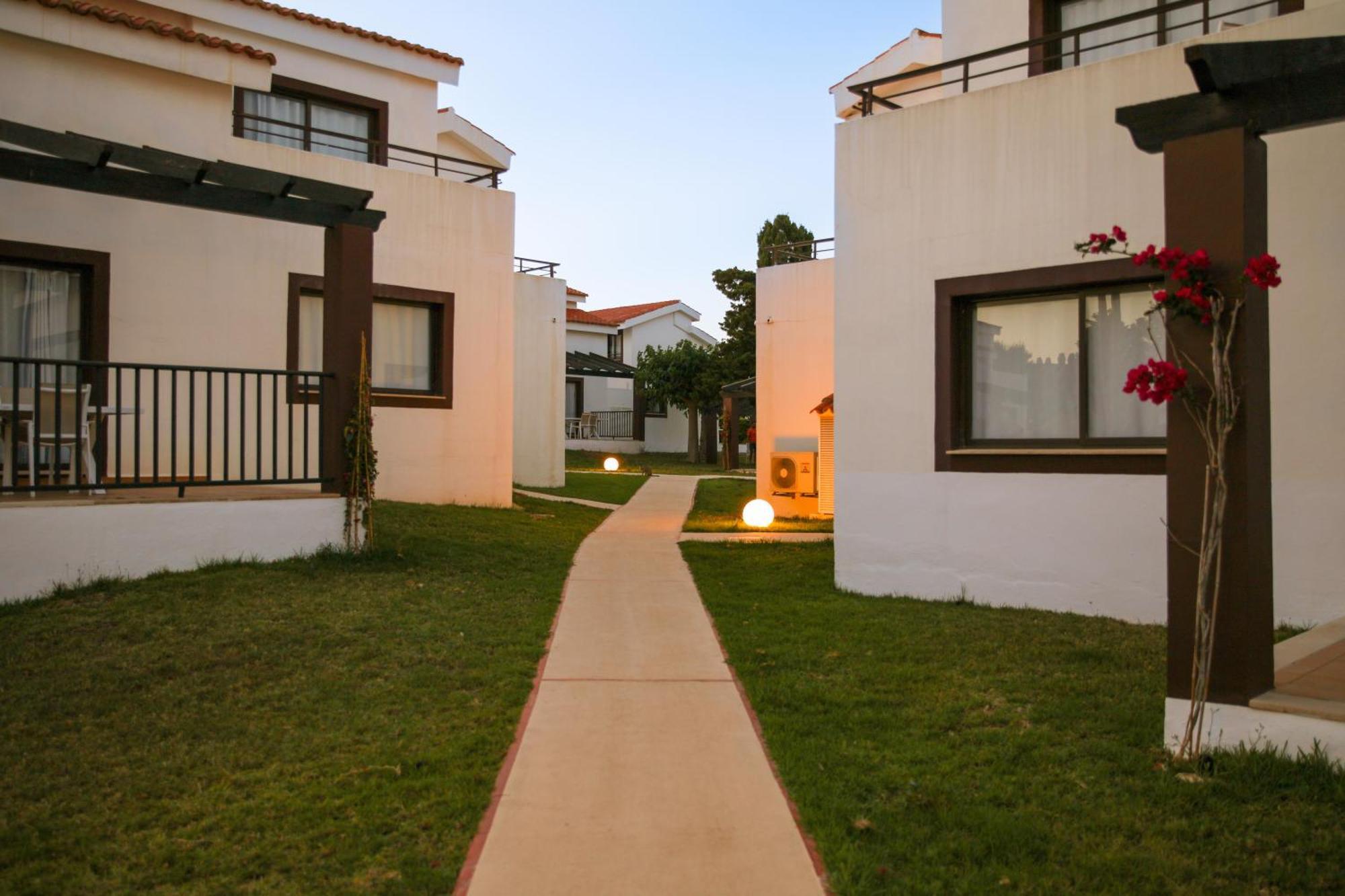 Nuramar Aparthotel Cala' en Bosch Bagian luar foto