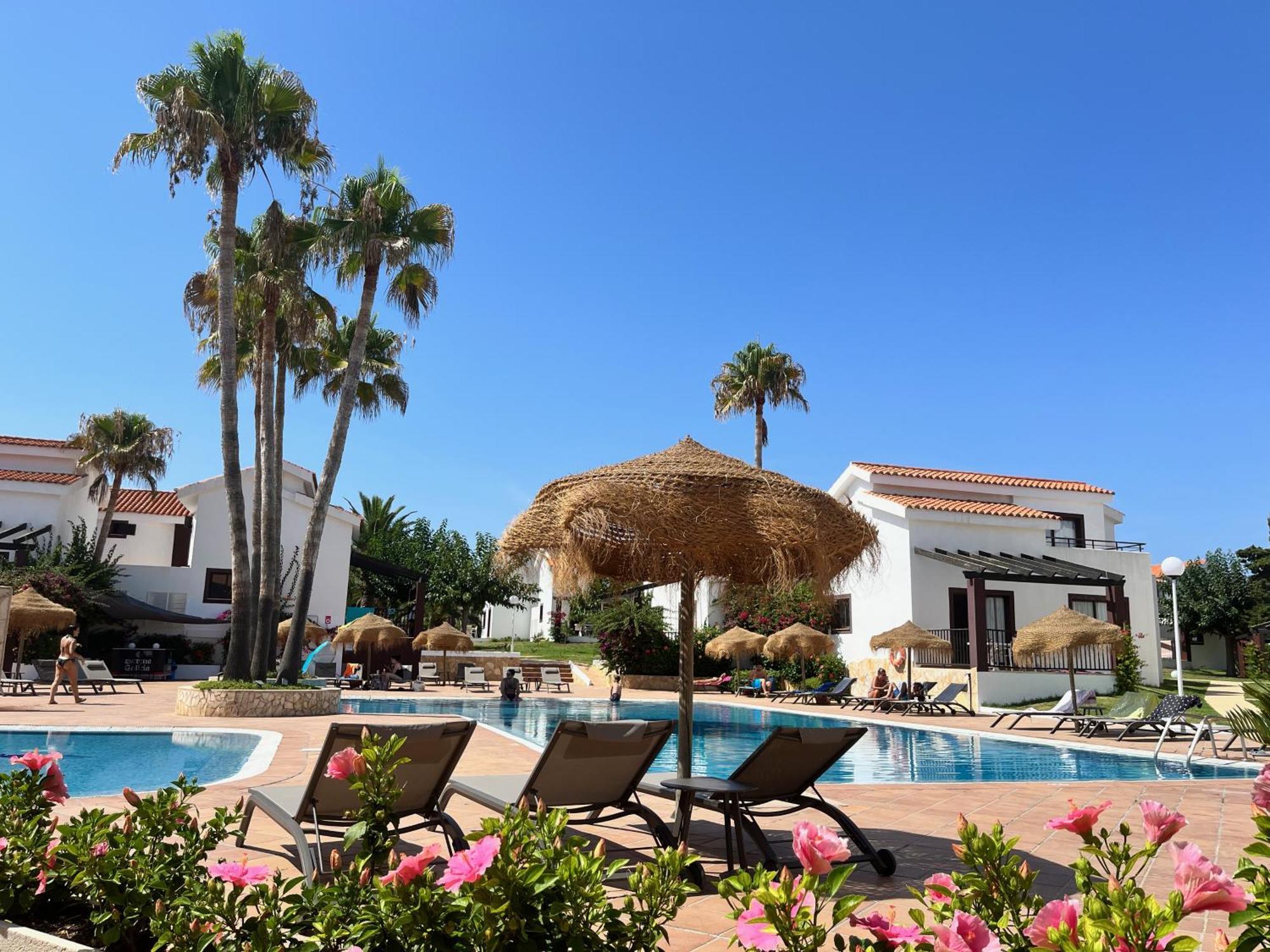 Nuramar Aparthotel Cala' en Bosch Bagian luar foto
